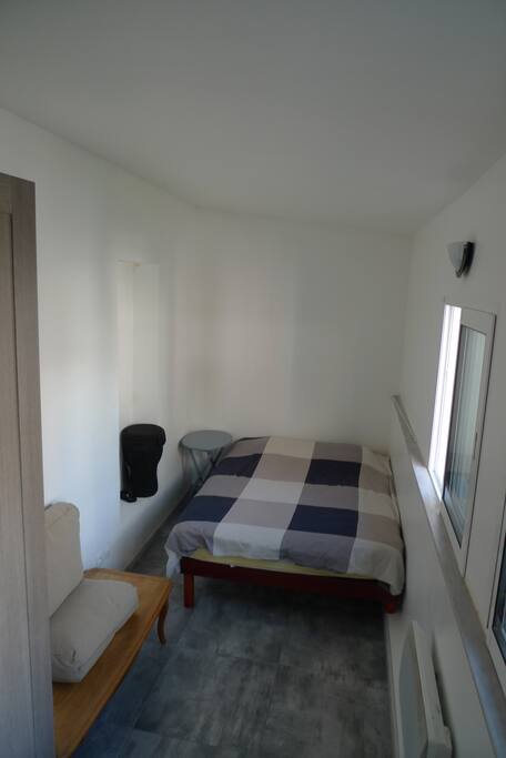petite chambre avec un grand lit 2 place