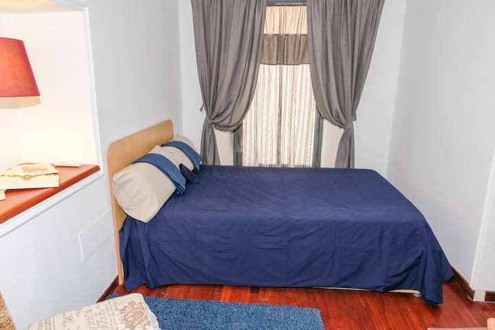 zimmer mit Blick auf die Straßen der Altstadt.