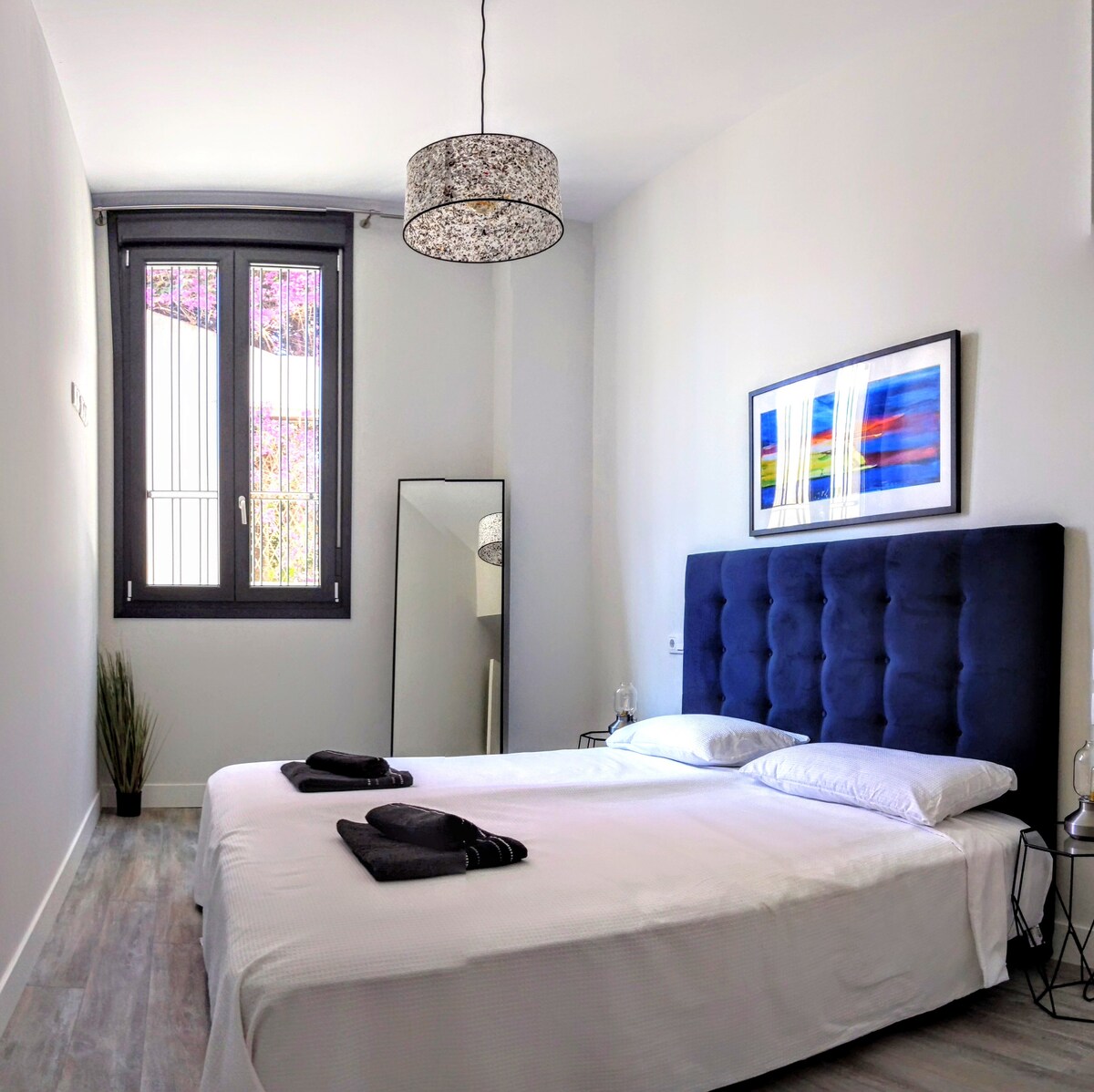 Esta espaciosa habitación tiene armarios empotrados y 2 camas individuales  (que se pueden combinar para hacer una doble bajo petición).