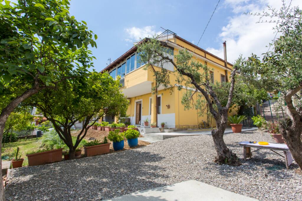 Casa esterna e parcheggio auto