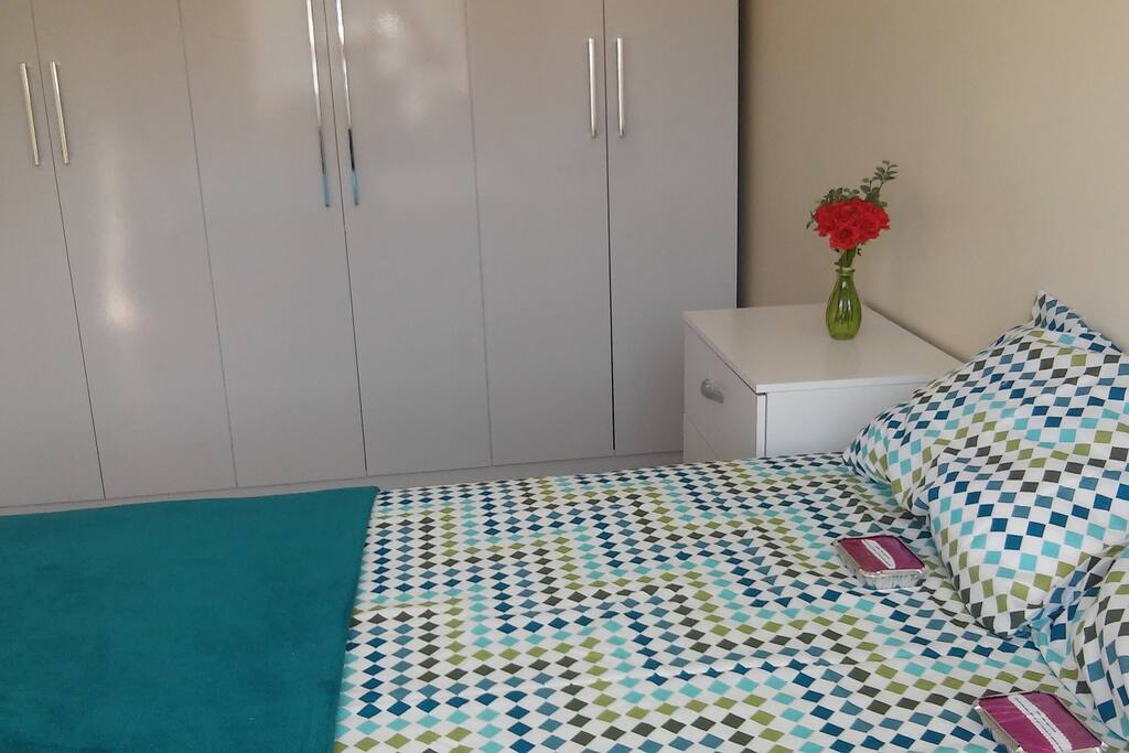 Uma parte do guarda-roupa para você guardar seus pertences.