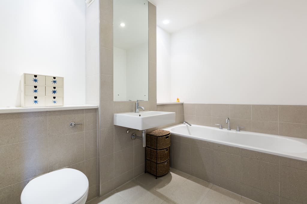 Large en-suite bathroom