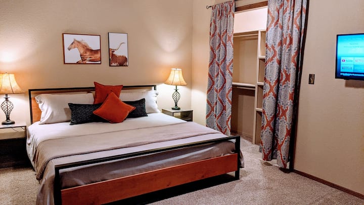 חדר 2: מיטת קינג, פינת ישיבה, מראה באורך מלא.