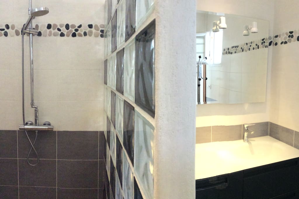 Salle de bains avec douche italienne