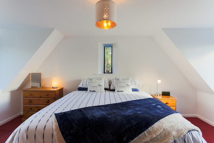 Chambre double aspect avec vue sur la mer. Grand lit super king size (ou 2 lits simples) plus un lit simple supplémentaire (premier étage n ° 3 chambre)