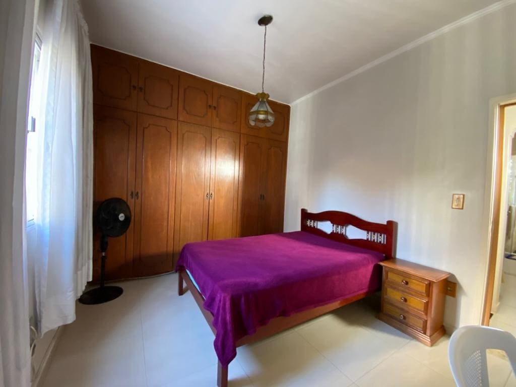 Chumba kilicho na kitanda cha watu wawili, meza ya kompyuta mpakato, mashuka ya kitanda na bafu