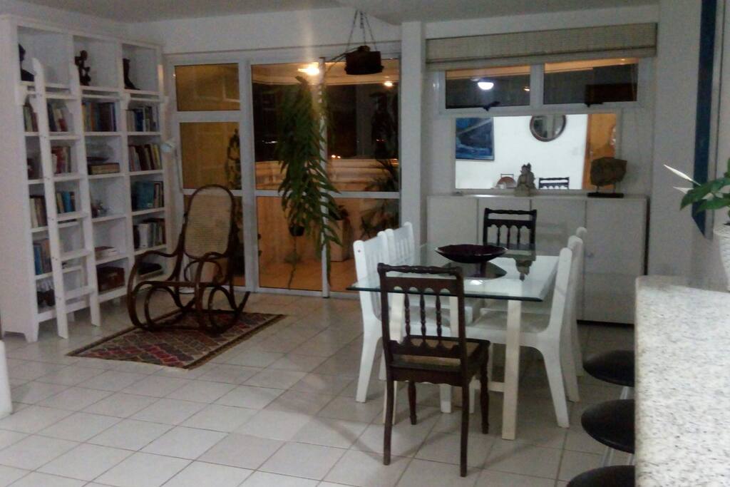 Sala de jantar com a varanda ao fundo.