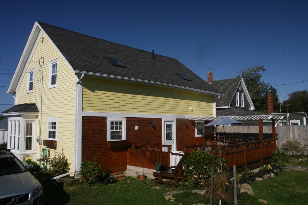large backyard -good run around space for kids and pets-back porch bbq