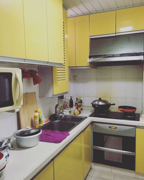 kitchen(cooking range, microwave, dish-washing machine, sauces and spices)
Küche(Heizpllatte, Mikrowellenherd, Geschirrspüler und Gewürzen)
厨房(灶头、微波炉、洗碗机、各种调料)