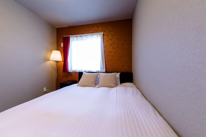 غرفة النوم 3: نستخدم سريرًا متوسط الحجم ومرتبة بثلاثة أسرّة من سيرتا.