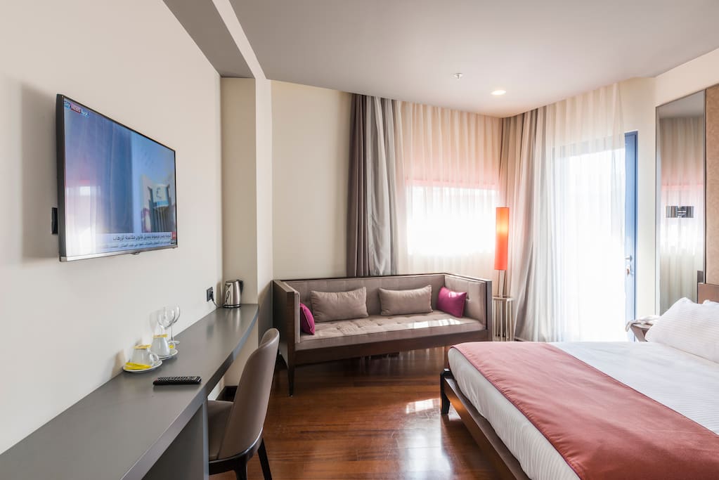 6BR Apt-side bedroom w partial sea view