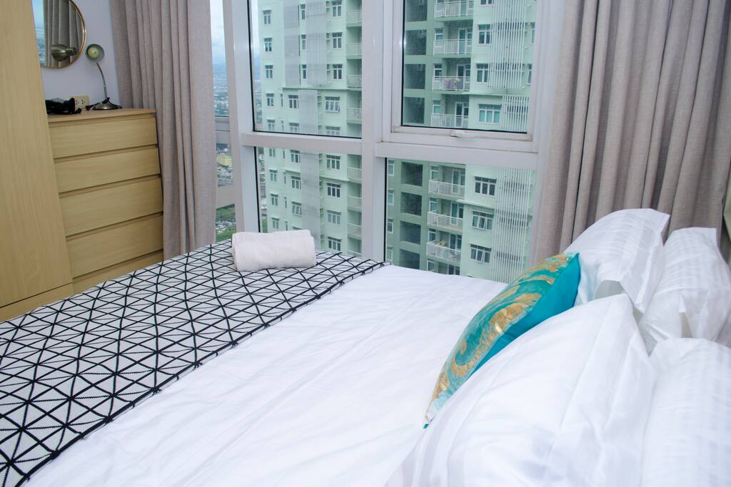 Queen size bed with gorgeous city view