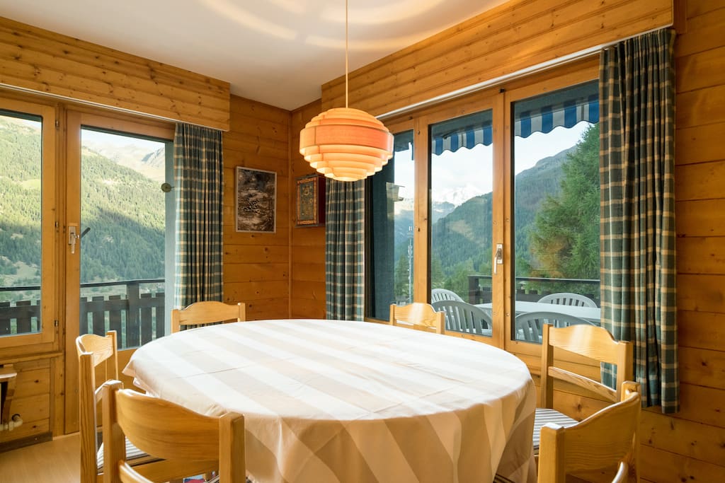 Côté salle à manger avec magnifique vue sur les montagnes