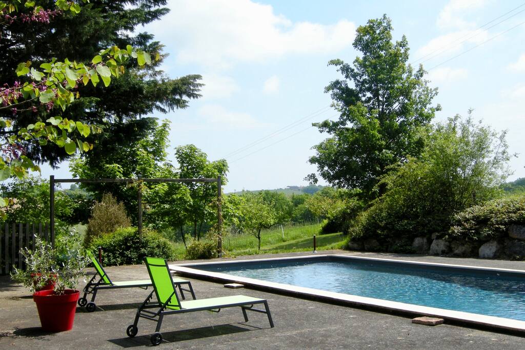 Une piscine de 12x5.
