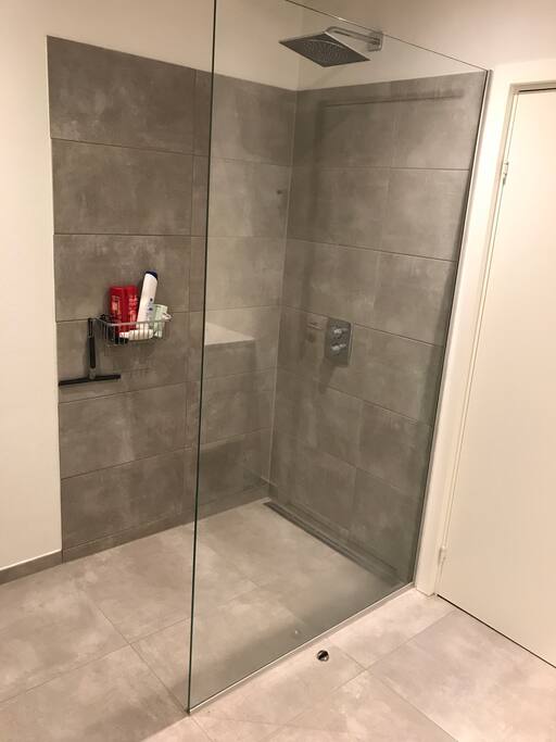 Toilet med bad.