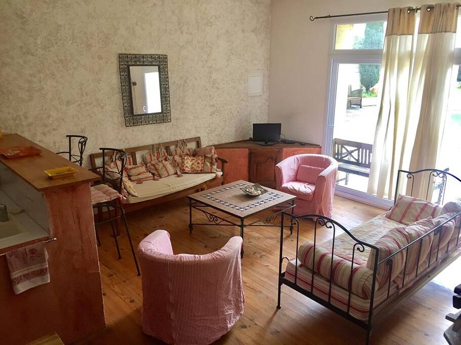 Le salon avec cuisine américaine