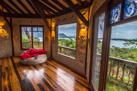 Vista Exuberante na Costa da Lagoa Florianópolis