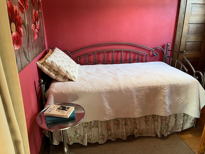 Двокреветна соба на првиот кат со тркалце на првиот кат.  Завесата служи како врата за оваа соба и оваа соба има целосна бања со спалната соба со брачен кревет (широк 150-179 см).  