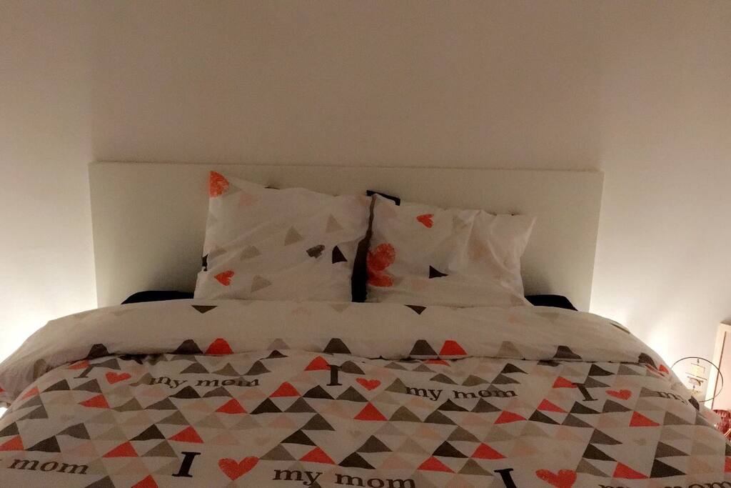 Chambre avec grand lit