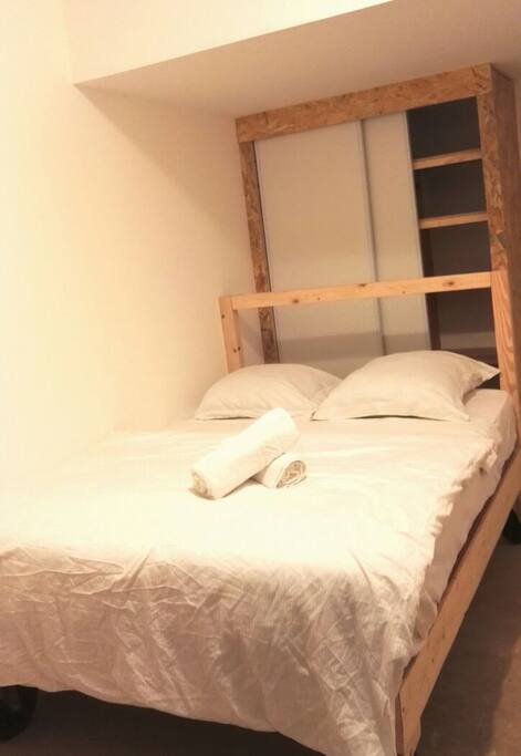 chambre 1: lit double +penderie + bureau