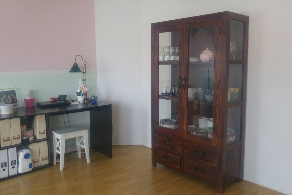 Arbeitsplatz und Vitrine im WZ