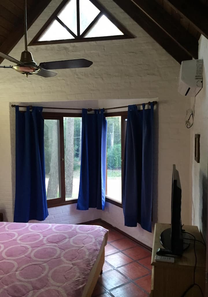 Upper floor room with closet and shared bathroom,. With an extra large king size bed, cable TV, air conditioning and a ceiling fan. 