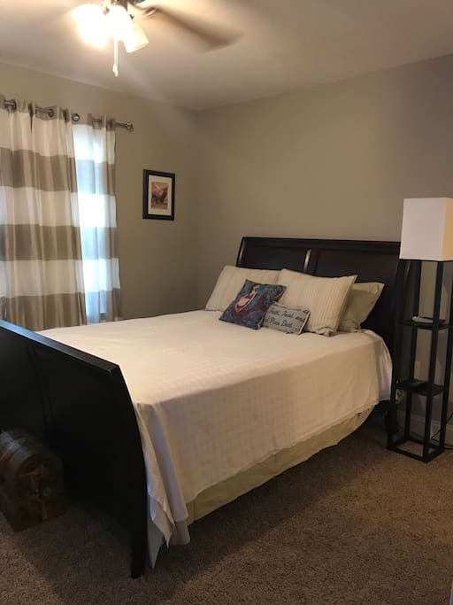 Comfy queen size bed, tv with Netflix, Hulu, etc. Ensuite bath & closet space.