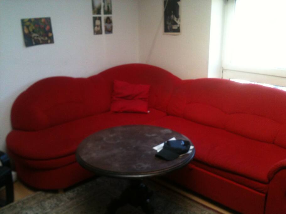 Couch im Wohnzimmer mit wundervollem Blick auf die Badstraße