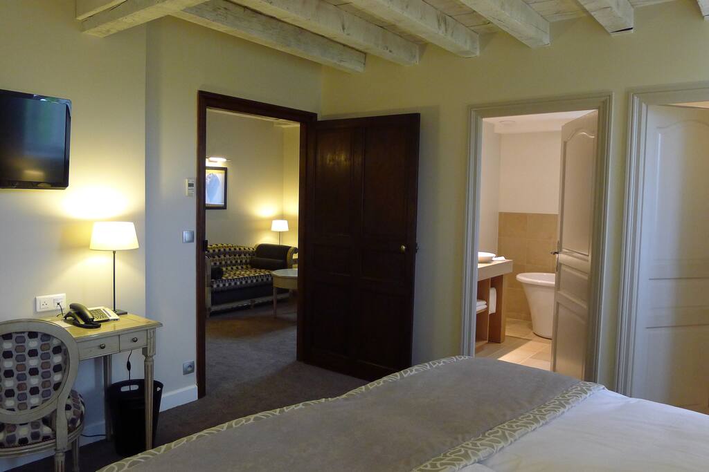 Vue sur salon et bain