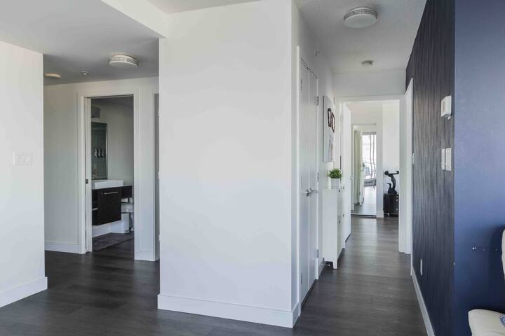 35th floor City/Water views DT Vancouver+Parking! gallery image 4