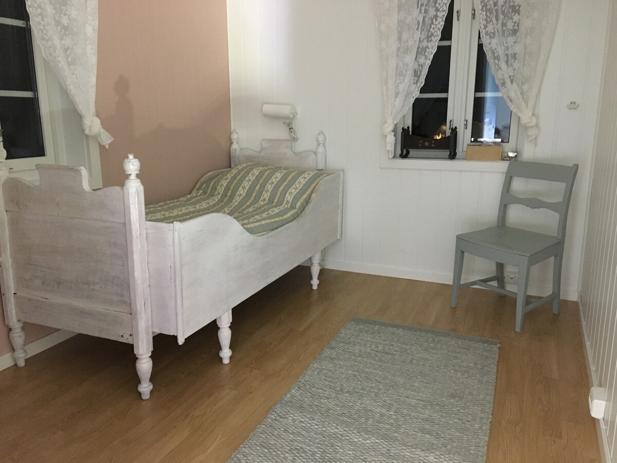 เตียงผลักเหมาะสำหรับเด็ก เตียงนี้ค่อนข้างสั้นกว่าเตียงเดี่ยวทั่วไป