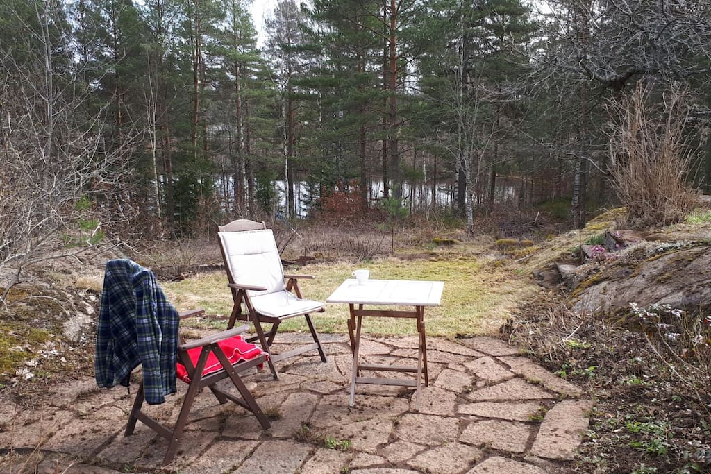 Solig uteplats med sjönsikt.
Sunny gardenspot with view on a small lake.