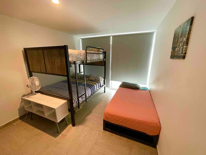 双层床垫为双人床大小，此房间可容纳5人入住