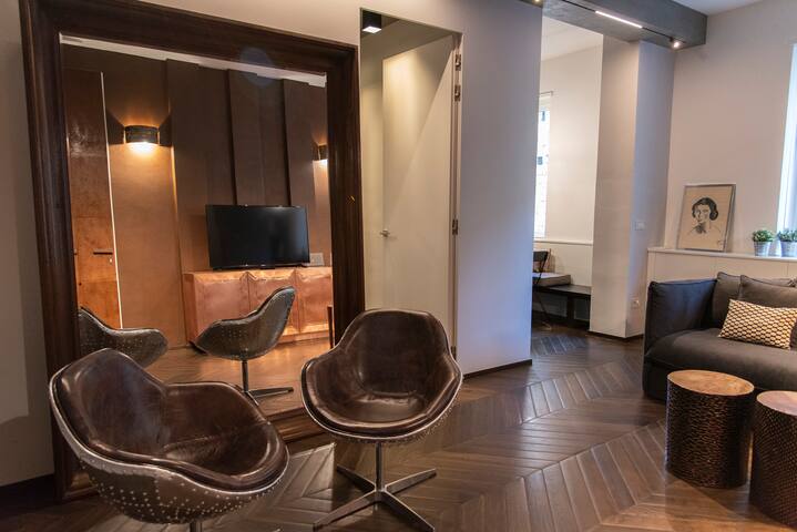 Ponte Vecchio Luxury Apartment gallery image 3