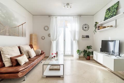 Popular Airbnb listing: "GRAN VIA BALCONIES" in Granada