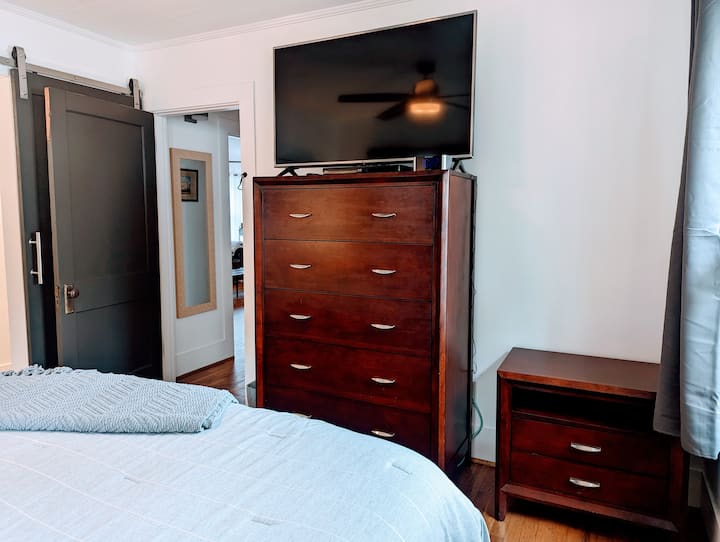 Уютно легло тип Кинг с прикрепена половин баня и смарт телевизор.