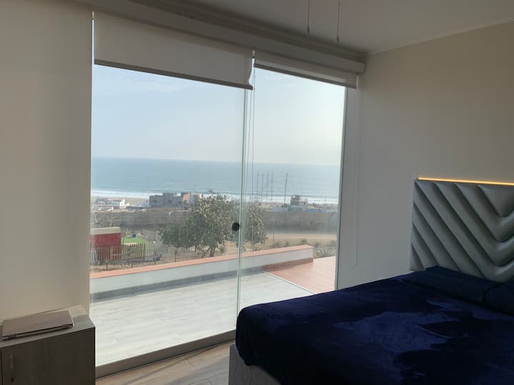Værelse 3, har en sovesofa, dette omfatter en seng med 1,5 siddepladser, en loftsventilator, et skab og et skrivebord til arbejde, det har en perfekt havudsigt på første sal i huset og en direkte udgang til poolen