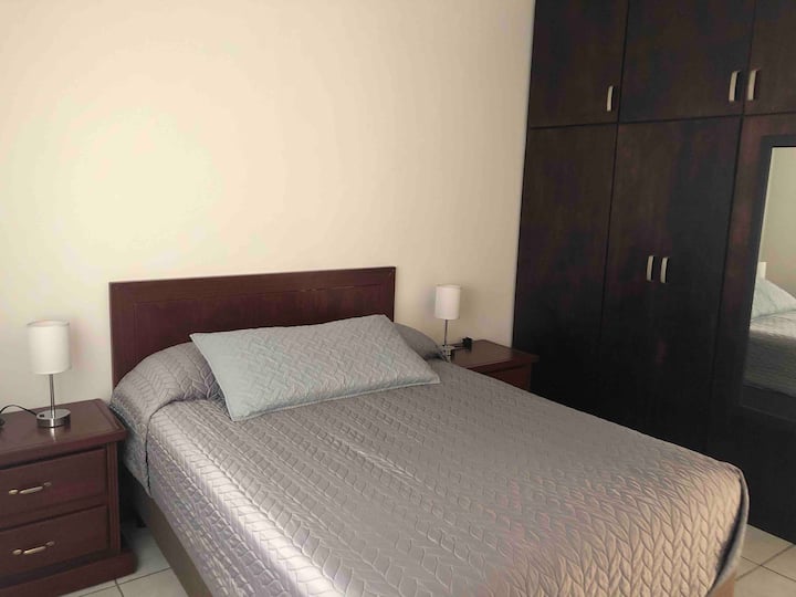 Spálňa s manželskou posteľou, chladnou klimatizáciou, ventilátorom s teplom a stropným ventilátorom, 