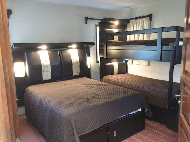 غرفة النوم رقم2 (سرير بحجم كبير وسرير بطابقين)