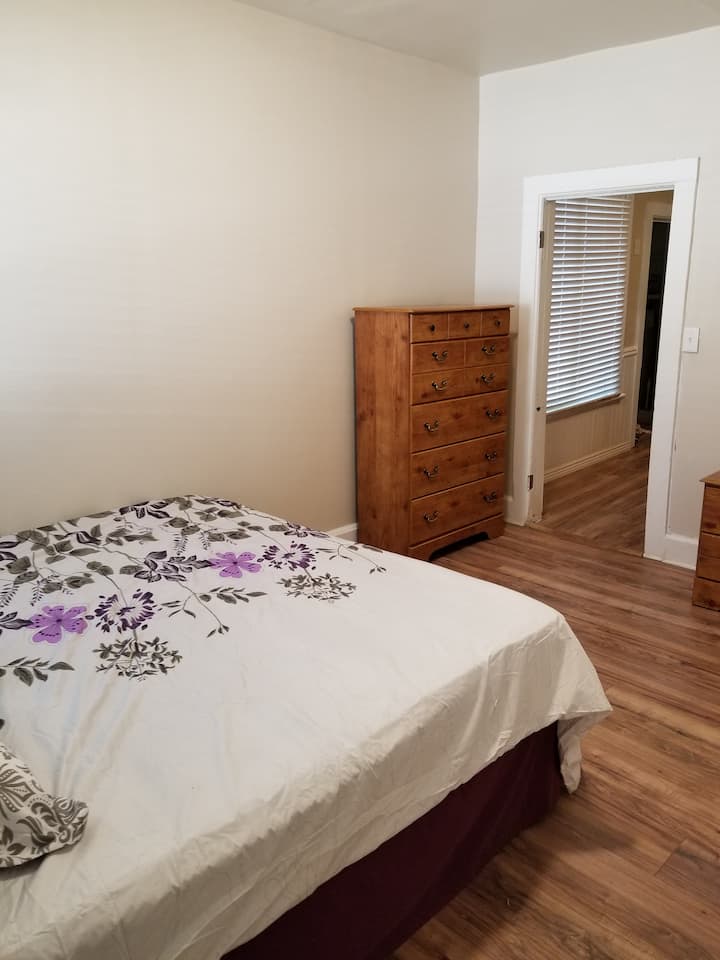 1号卧室配备2米宽双人床