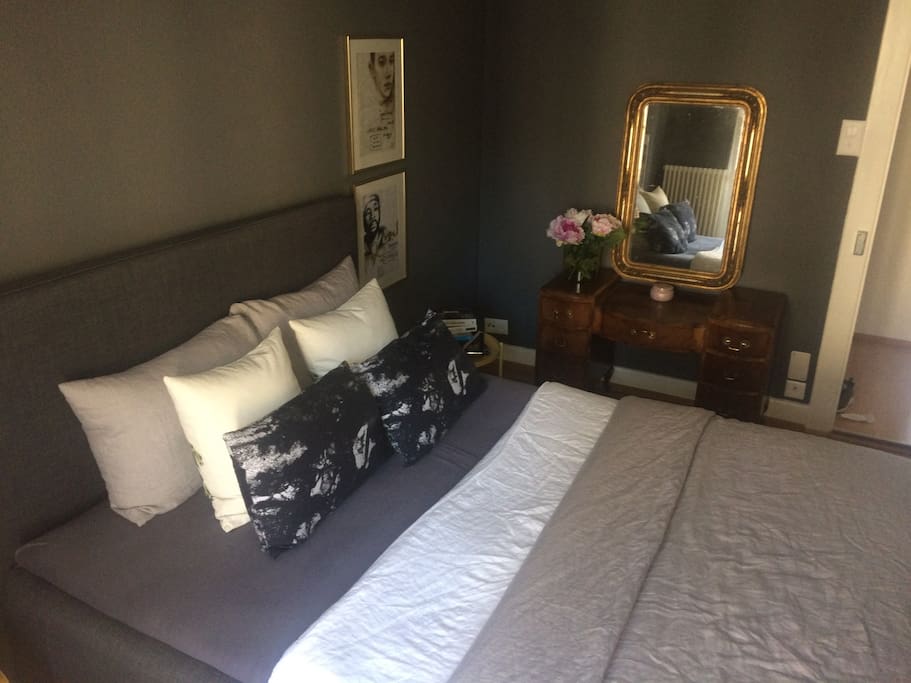 Schlafzimmer 1 mit Balkon
