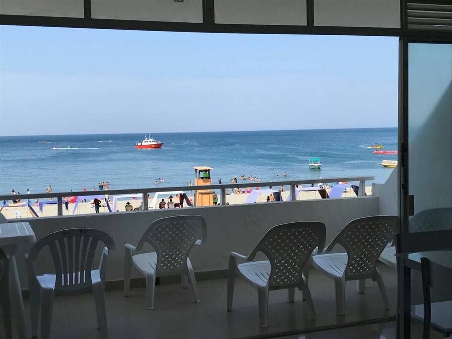 vista al mar caribe desde el balcón del apartamento