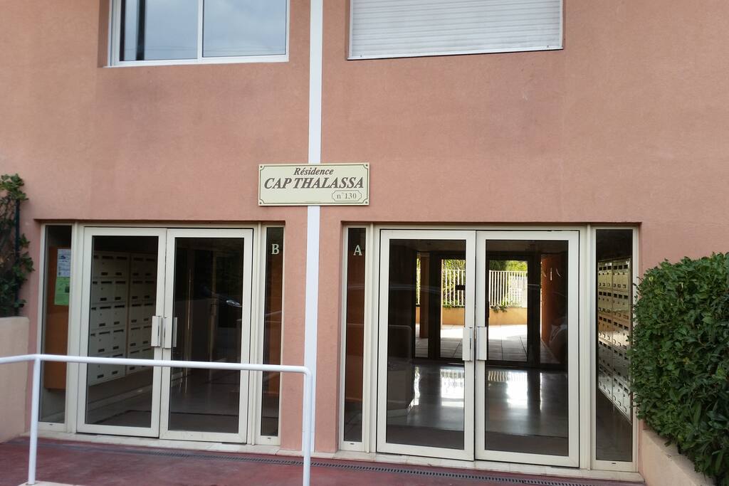 Entrée de la résidence / Main entrance