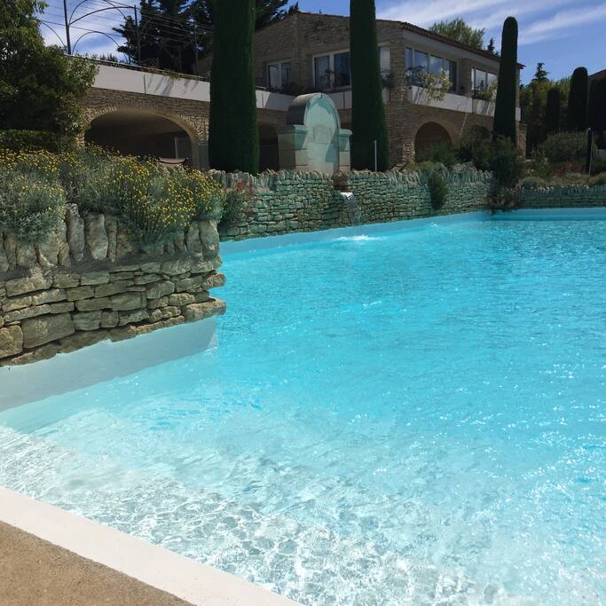 Laissez vous bercer, enchanter par le clapotis de la fontaine.
