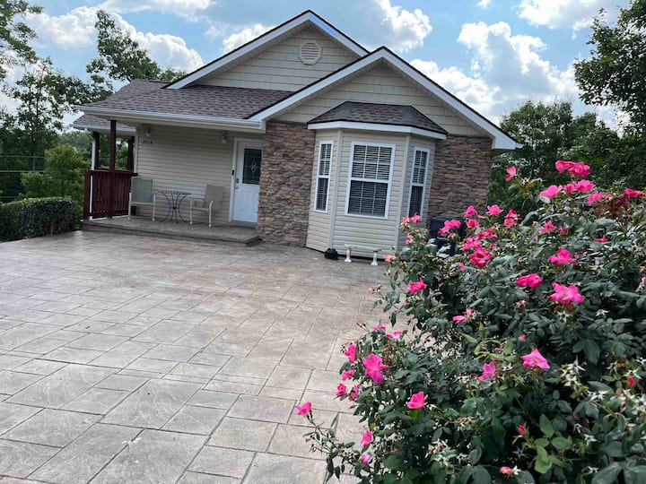 Cobblestone Pointe Beautiful Mountain Home - Pigeon Forge, TN