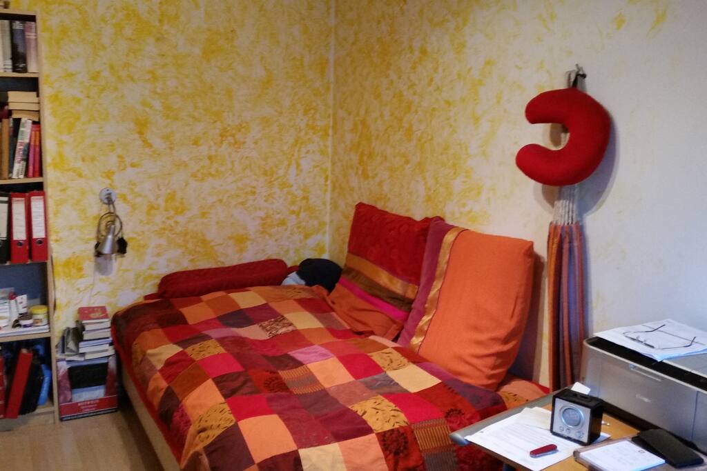 Zimmer ca. 10qm Bett 120x200cm können auch zwei (die sich liebhaben) schlafen. Schreibtisch