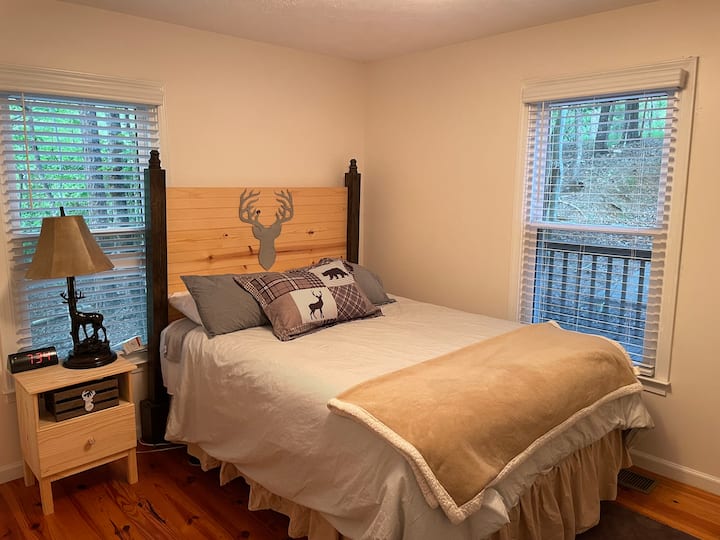 Წინა საძინებელი მთავარ სართულზე, დიდი საწოლით