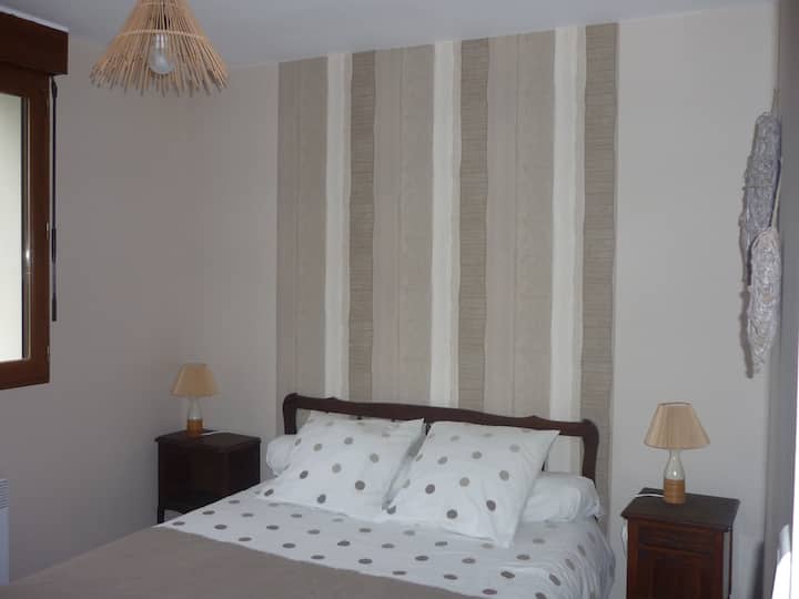 Gîte "les Chênes" （一楼客房，有1张床140x190 ）