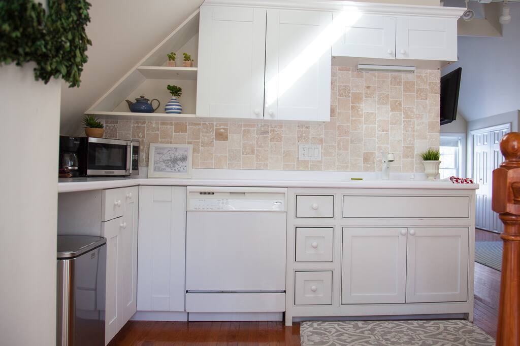 Great lil kitchen! Kitchen includes, toaster oven, microwave, coffee maker, fridge