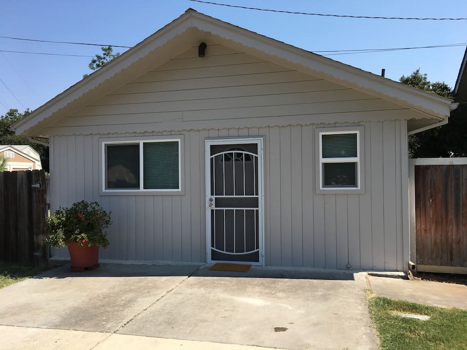 Airbnb Newly Built Country Club Cottage